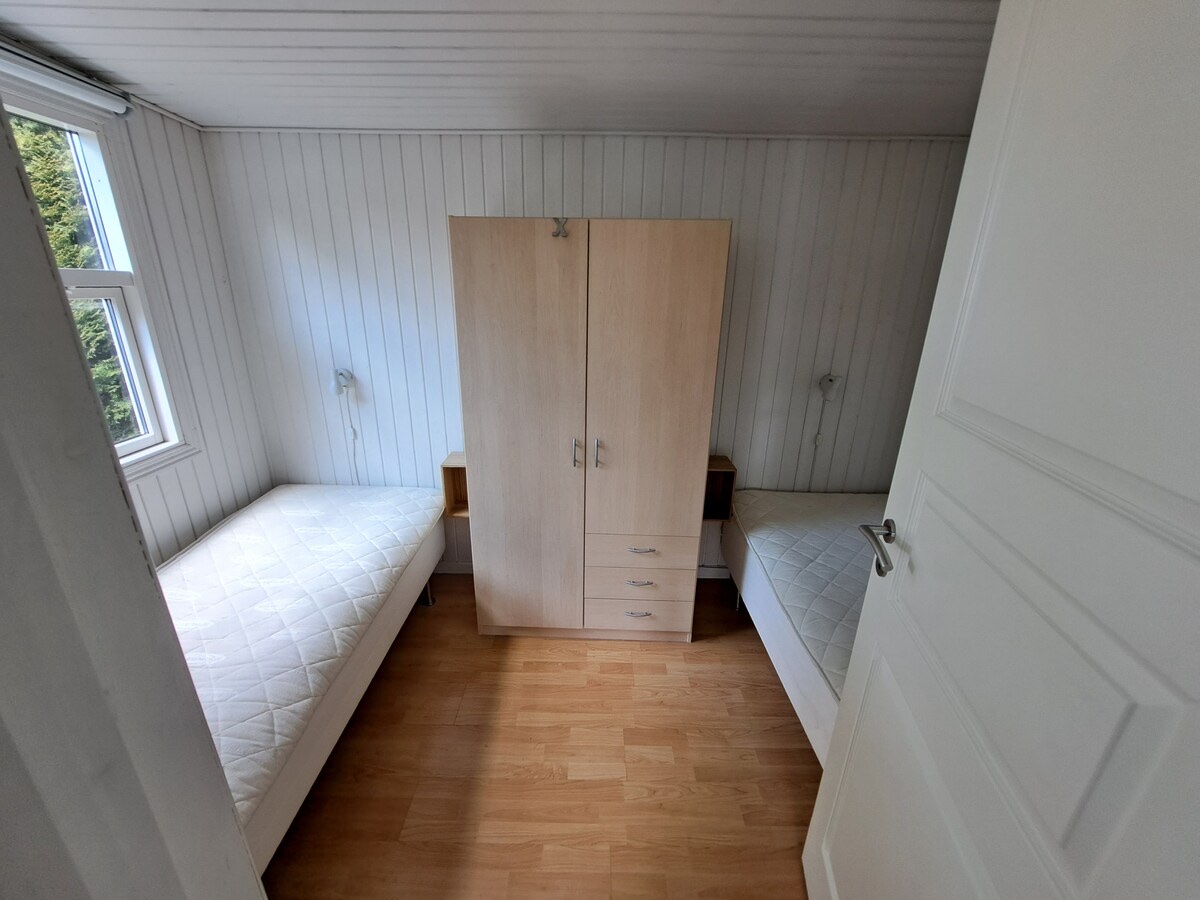 Soveværelse 2 med to enkeltsenge og garderobeskab